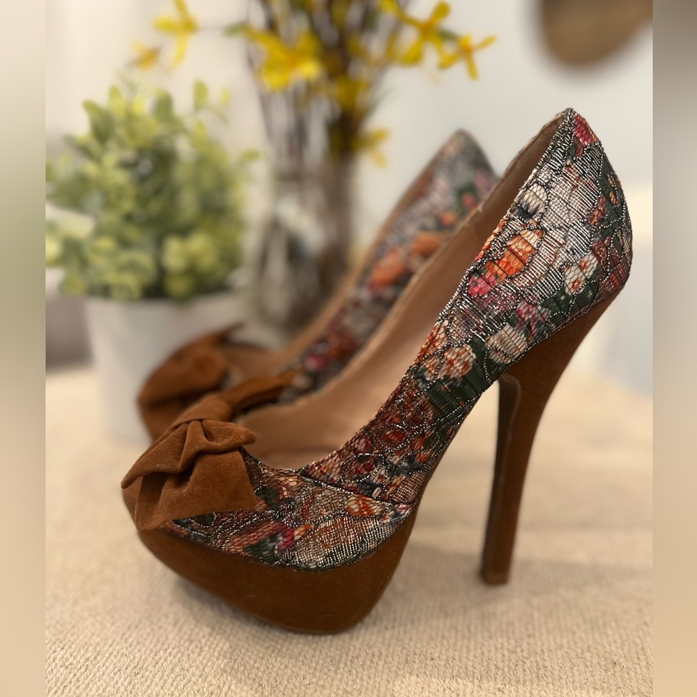 Cute Alba pattern Heels with peep toe and brown bow accent. size 6.5